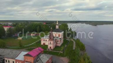 圣像救世主教堂在从托特玛到阿汉格尔斯克的旧贸易路线上。 Solvychegodsk